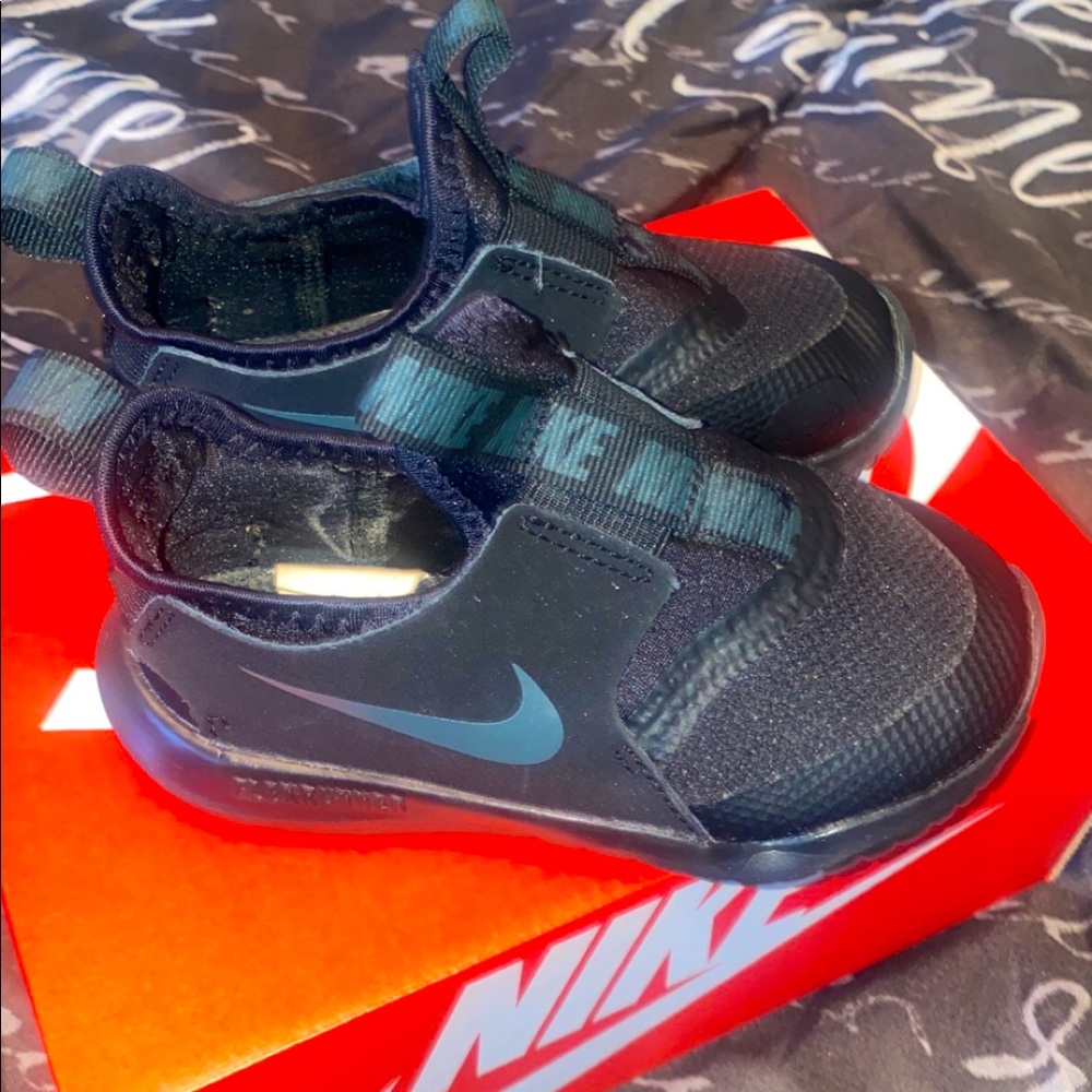 Toddler size 7 Nike flex runners